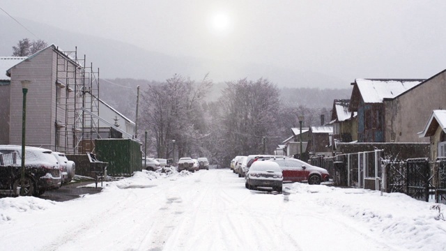 阿根廷火地岛省乌斯怀亚的积雪道路和住宅。放大照片。视频素材