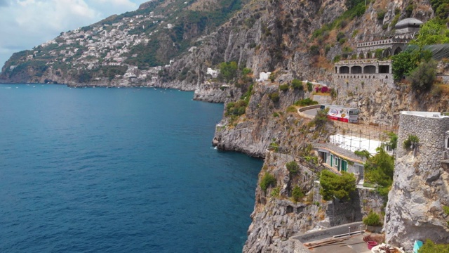 意大利南部海岸的鸟瞰图。船。不可思议的美丽山海全景。旅行和旅游。交通、汽车和公共汽车。Fiordo di furore海滩。Praiano,阿玛海岸。视频素材