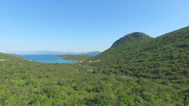 航拍美丽的绿色风景与蓝天，无人机正在向上飞-斯顿，克罗地亚视频素材