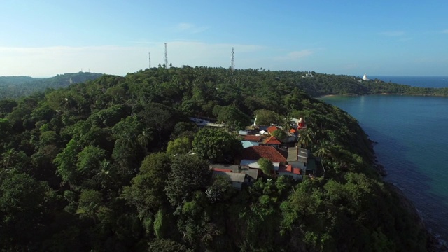 在阳光明媚的日子里，无人机在水面上向前飞行，斯里兰卡阿鲁甘湾视频素材