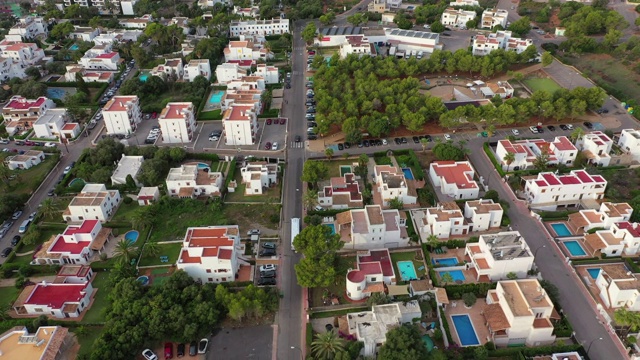 航拍的公共汽车在街道上的度假胜地在海滨城市，无人机飞向前的建筑物-卡莱斯德马略卡，西班牙视频素材