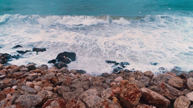 海浪拍打着海岸线上的岩石，暴风雨的大海视频素材