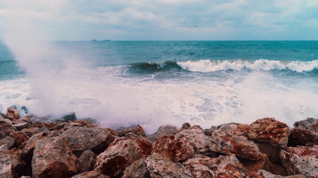 波涛汹涌的海面。海浪拍打着岸边的岩石。视频素材