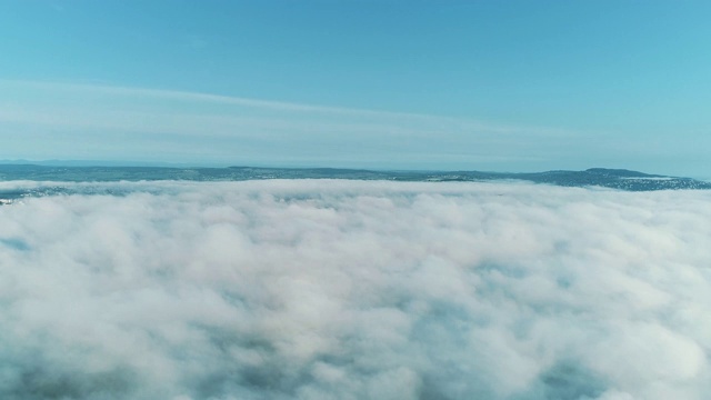 4k时间间隔低角度视图云景与风吹白色蓬松的云通过太阳在晴朗的天空与阳光透过云。视频素材