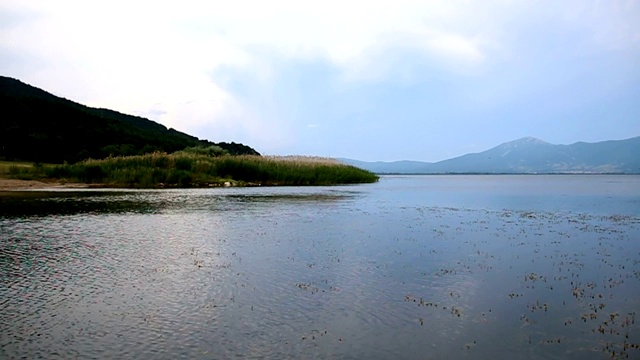 海平线和几乎清澈的深蓝色天空视频素材