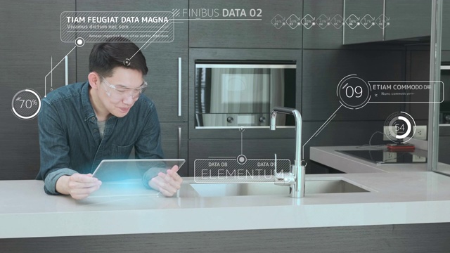 亚洲人拥有高科技智能小工具技术，在家厨房工作，商业投资图表3D未来虚拟全息图，金融互联网银行报告数据管理技术视频素材画面1