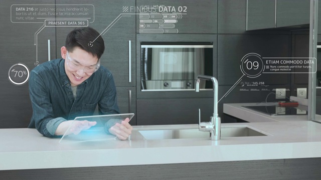 亚洲人拥有高科技智能小工具技术，在家厨房工作，商业投资图表3D未来虚拟全息图，金融互联网银行报告数据管理技术视频素材画面2