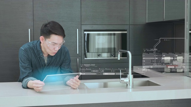 亚洲人拥有高科技智能小工具技术，在家厨房工作，商业投资图表3D未来虚拟全息图，金融互联网银行报告数据管理技术视频素材画面3