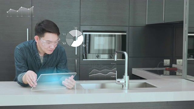 亚洲人拥有高科技智能小工具技术，在家厨房工作，商业投资图表3D未来虚拟全息图，金融互联网银行报告数据管理技术视频素材画面4