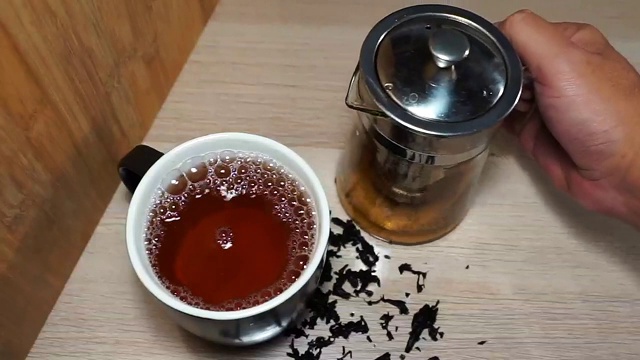 将热茶倒入杯中。视频素材