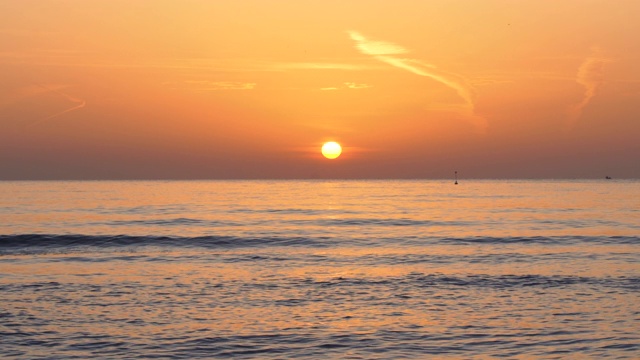 海上日出。海浪拍打着海滩视频素材