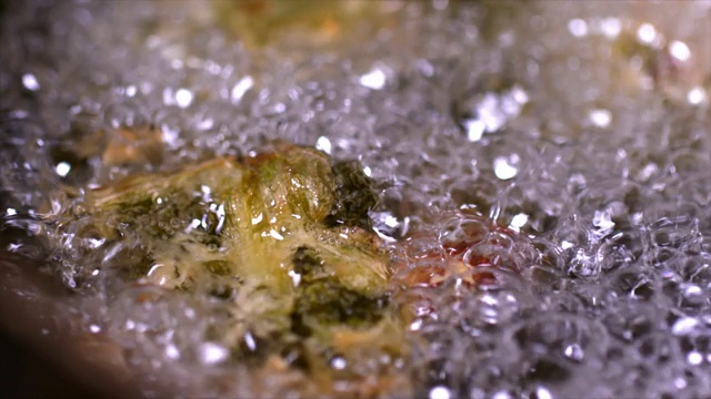 油炸“Siraegi Gangjeong”(油炸干萝卜叶)视频素材画面1