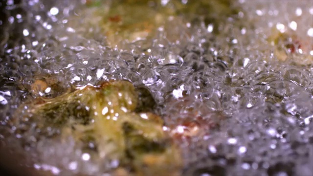 油炸“Siraegi Gangjeong”(油炸干萝卜叶)视频素材画面2