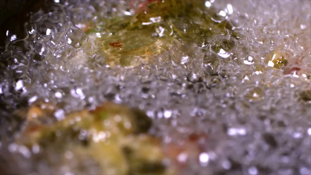 油炸“Siraegi Gangjeong”(油炸干萝卜叶)视频素材画面3