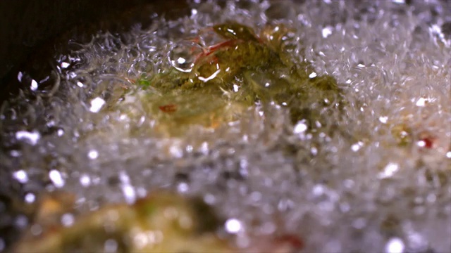 油炸“Siraegi Gangjeong”(油炸干萝卜叶)视频素材画面4