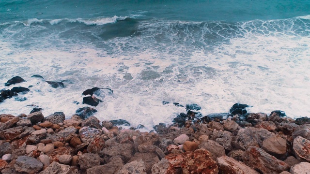 海浪拍打着海岸线上的岩石视频素材