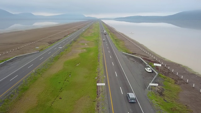 飞过瓜达拉哈拉-科利马高速公路的干泻湖段视频素材