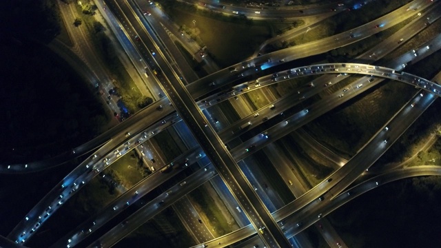 夜间运输道路鸟瞰图，车载轻装运输视频素材