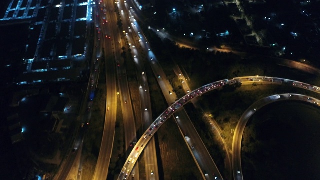 夜间运输道路鸟瞰图，车载轻装运输视频素材