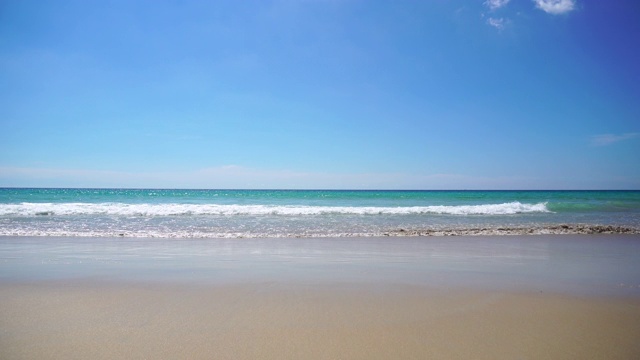 美丽的热带海滩，蓝天白云的背景。暑假与自然环境理念。视频素材