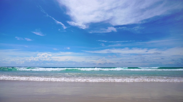 美丽的热带海滩，蓝天白云的背景。暑假与自然环境理念。视频素材