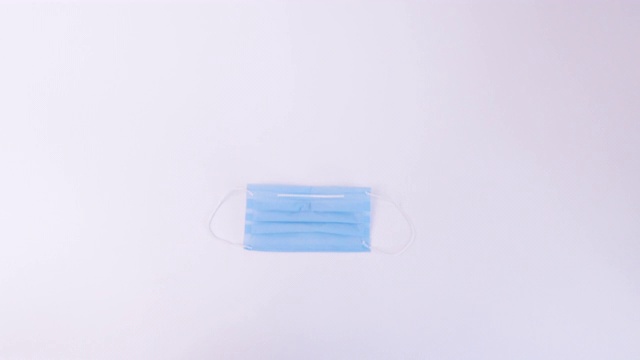 蓝色医用防护口罩视频素材画面2