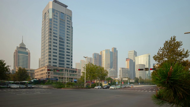 日落时间青岛市中心交通街道十字路口时间流逝全景4k中国视频素材