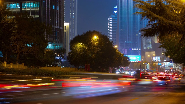 夜光照亮青岛市区、交通、街道的时间流逝全景4k中国视频素材