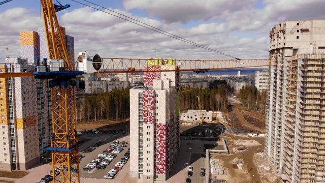 建筑工地用起重机和工人建造房屋。用4K拍摄无人机视频。视频素材