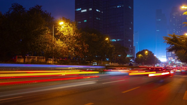 青岛城市夜景，照亮市中心，交通，街道，时光流逝，全景4k中国视频素材