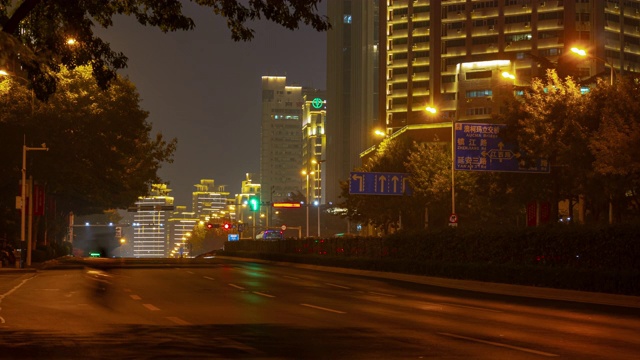 夜光照亮青岛市区、交通、街道的时间流逝全景4k中国视频素材