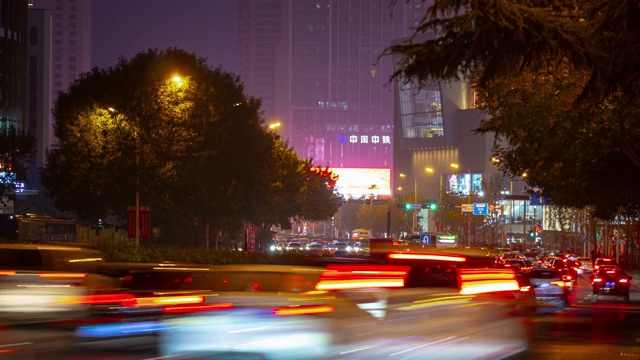 夜光照亮青岛市区、交通、街道的时间流逝全景4k中国视频素材