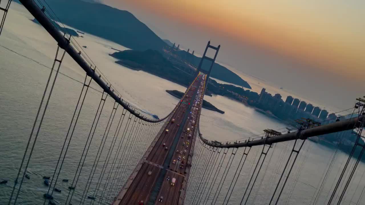 高空拍摄香港青衣地区青马桥日落时车辆的交通情况。白昼到黑夜的时间流逝视频购买