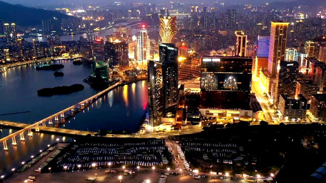 无人机视角下的现代摩天大楼在夜晚，中国澳门视频素材画面1