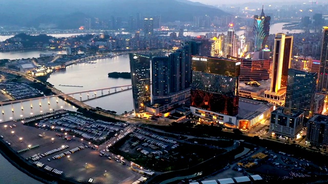 无人机视角下的现代摩天大楼在夜晚，中国澳门视频素材画面2