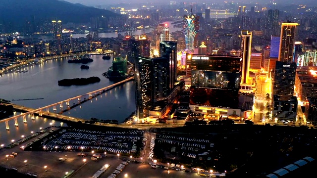 无人机视角下的现代摩天大楼在夜晚，中国澳门视频素材画面3