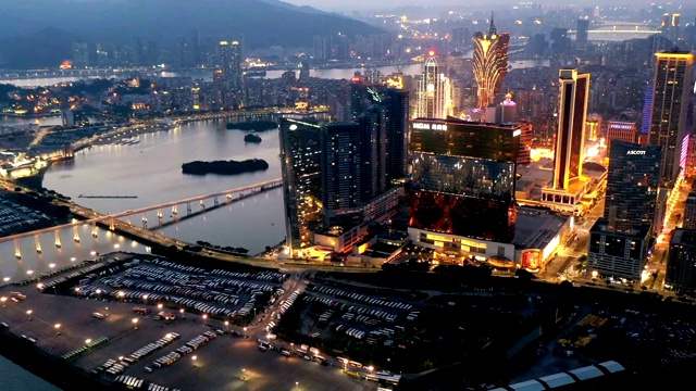 无人机视角下的现代摩天大楼在夜晚，中国澳门视频素材画面4