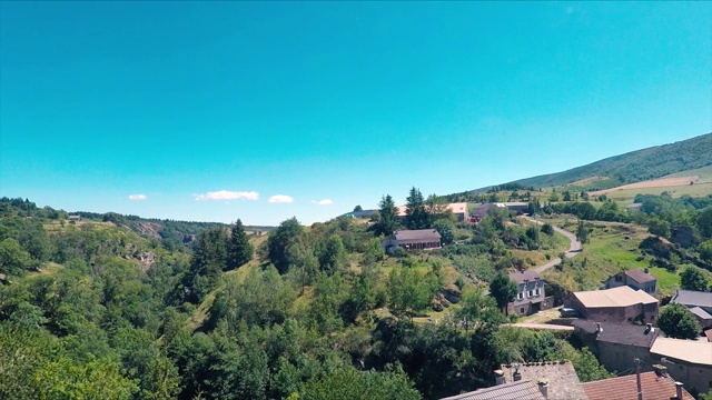 乡村火车上的村庄/ Lozère，法国视频素材