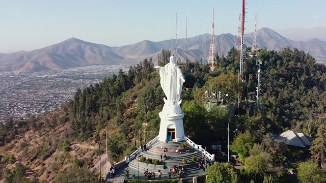 无人机在圣地亚哥圣母雕像周围飞行视频素材