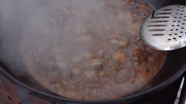 在户外做肉饭。视频素材