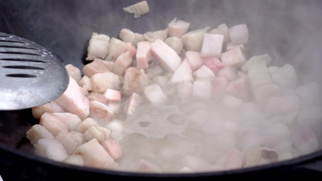 在户外做肉饭。视频素材