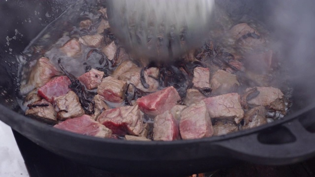 在户外做肉饭。视频素材