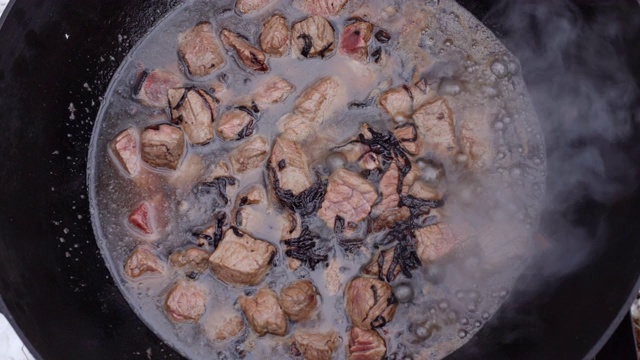 在户外做肉饭。视频素材