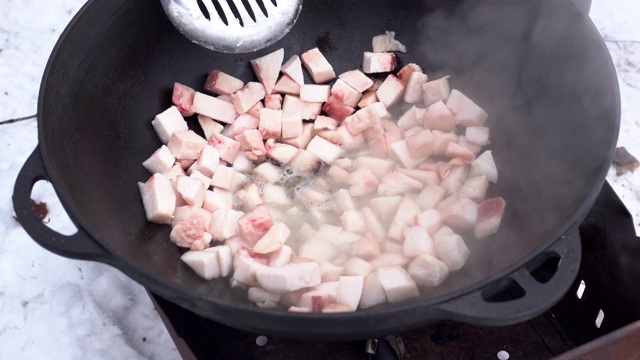 在户外做肉饭。视频素材