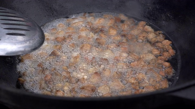 在户外做肉饭。视频素材