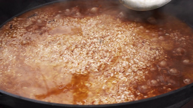 在户外做肉饭。视频素材