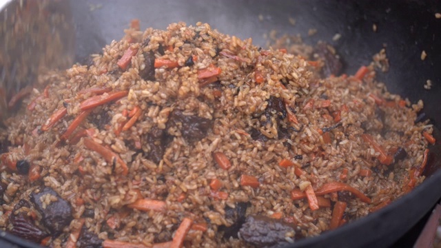 在户外做肉饭。视频素材