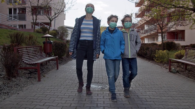 2019冠状病毒病大流行期间，在住宅区散步的孩子视频素材画面2