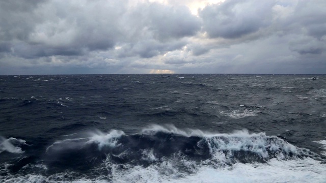 多云的天空和暴风雨的海洋视频素材