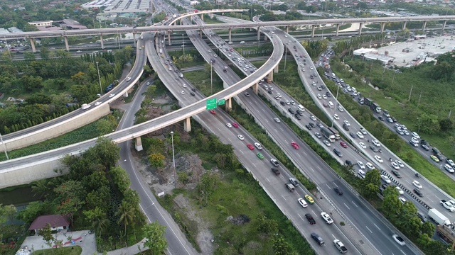 城市交通枢纽道路有轿车和卡车移动视频素材